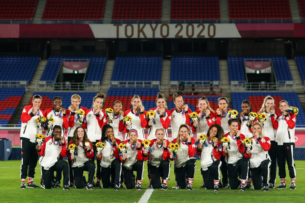 Canada take a team photo with their Tokyo 2020 gold medals (Photo: Canada Soccer by Daniela Porcelli)